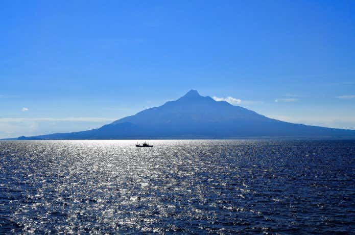 海に浮かぶ利尻山