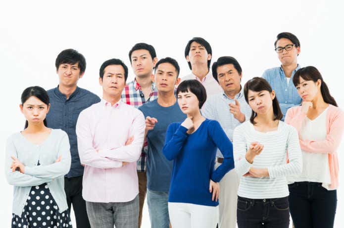疑問に思う人々