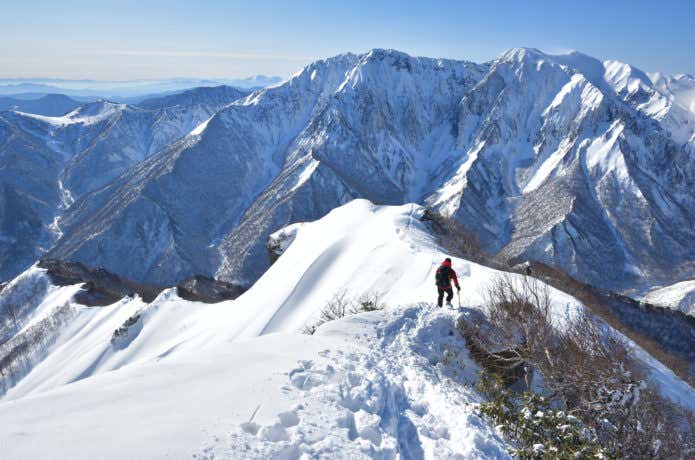 冬の谷川岳を行く登山者