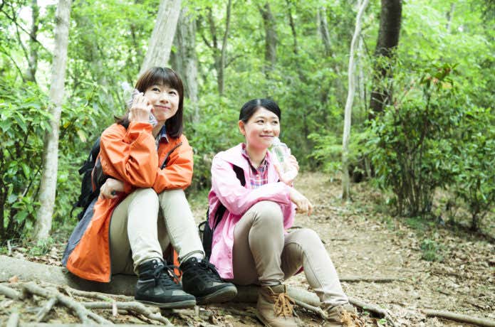 ハイキングで地べたに座る人