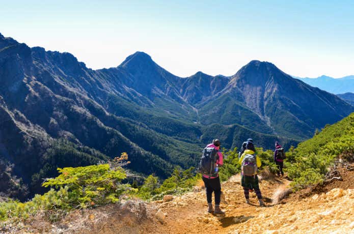 南八ヶ岳を登山する人
