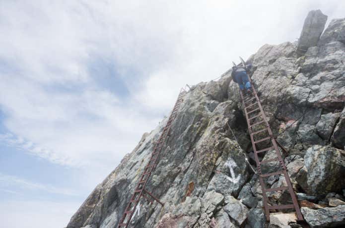 槍ヶ岳山頂付近の登山道