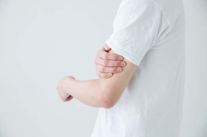 腕が痛む人