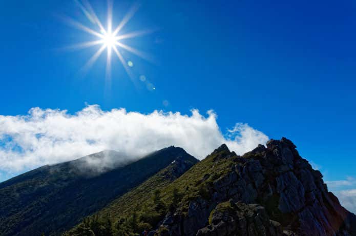 太陽と山