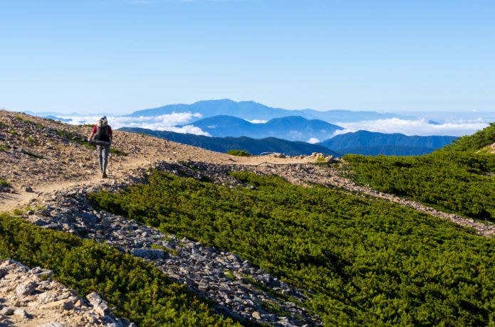 登山を楽しむ女性