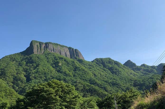 麓から見る荒船山