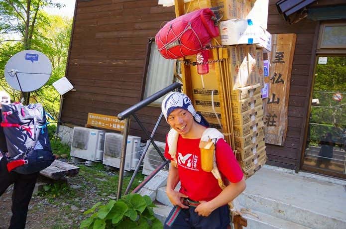 小屋前の天田さん