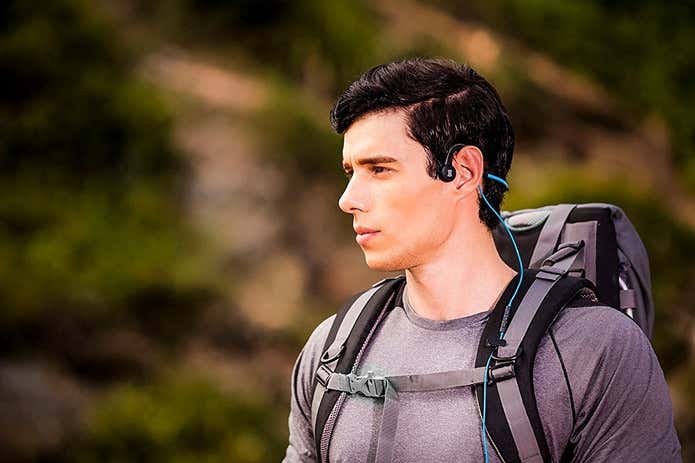 骨伝導イヤホンを使っている男性