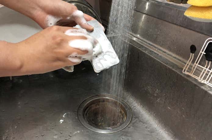 鉄板を軽く洗剤で洗う