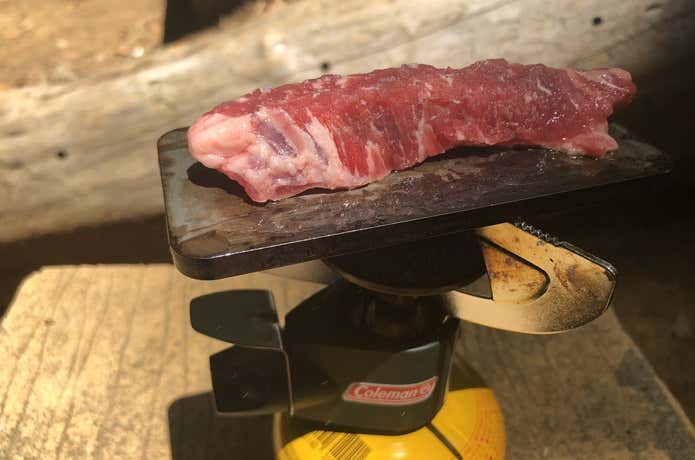 鉄板に乗せたステーキ