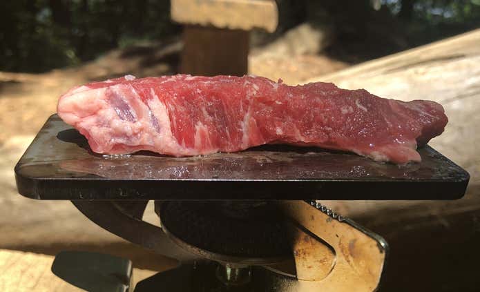 鉄板の上のステーキ肉