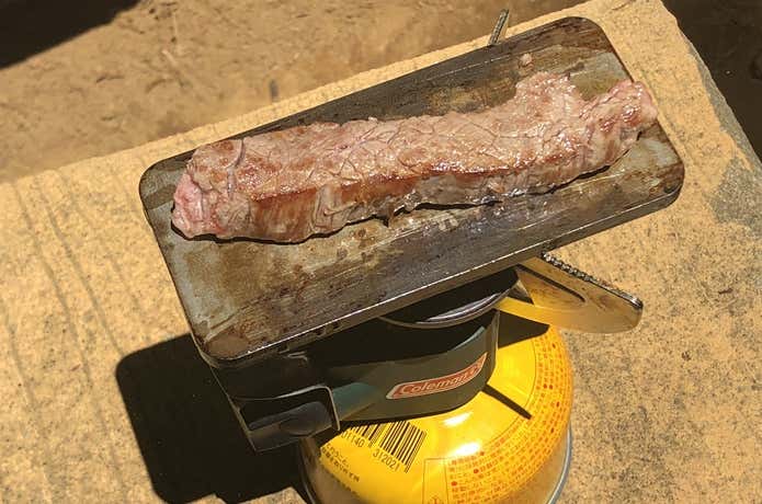 鉄板で焼いたステーキ