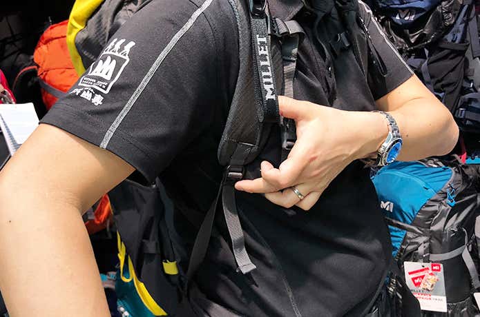 ショルダーハーネスの位置