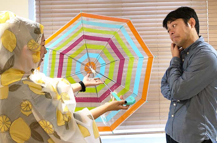 傘を見て悩むYさん