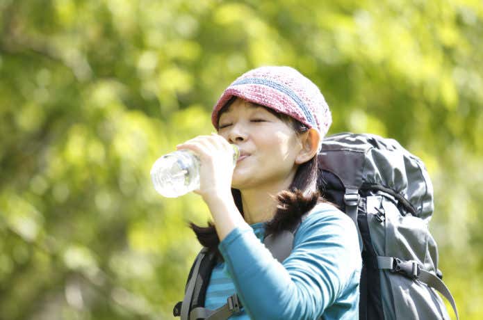 水分補給する登山者