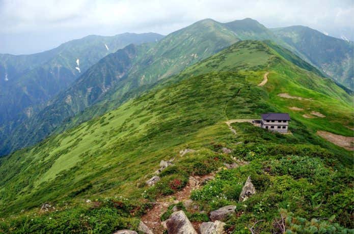 竜門小屋と寒江山方面の稜線