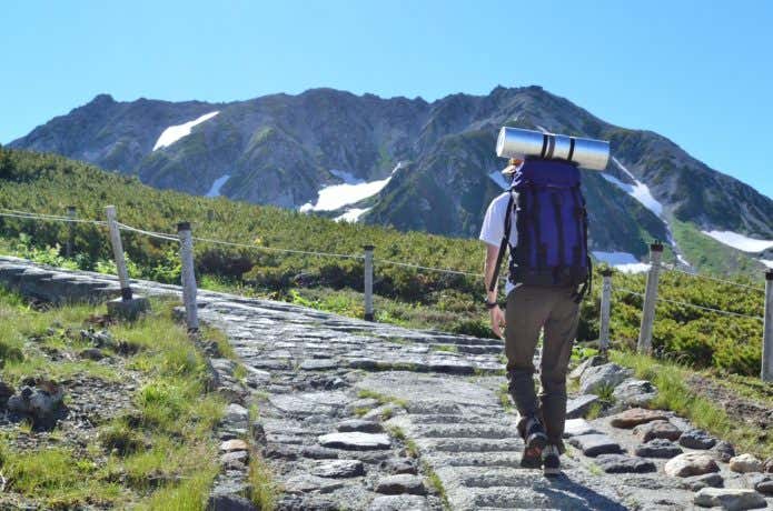 ゆっくり歩く登山者