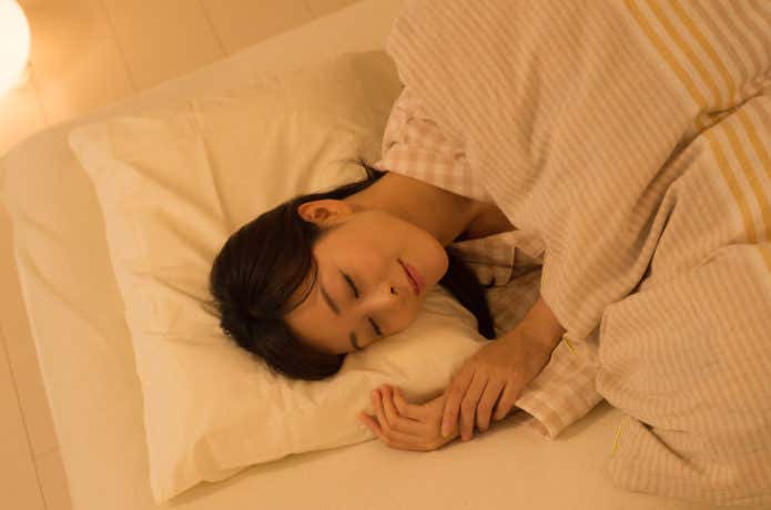 安眠している女性