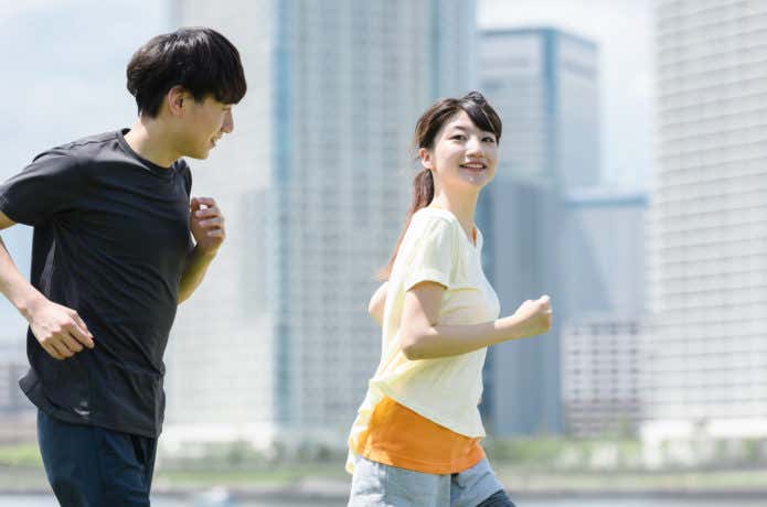 ランニングをする男女