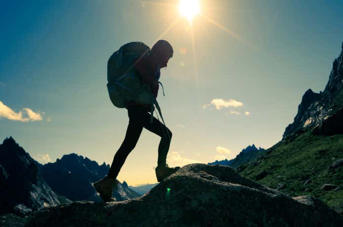 明け方に登山をする男性