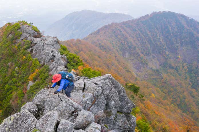 岩場を登る登山者