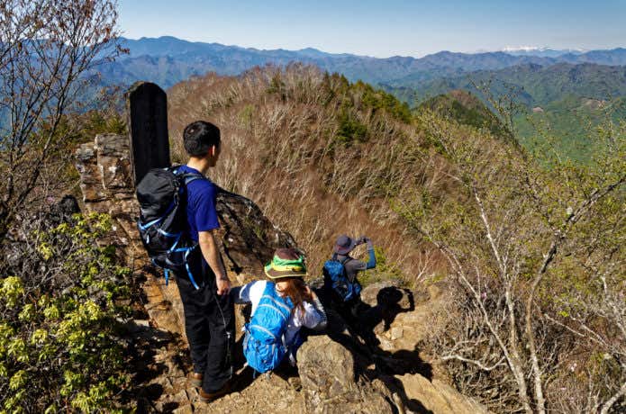 両神山山頂の登山者