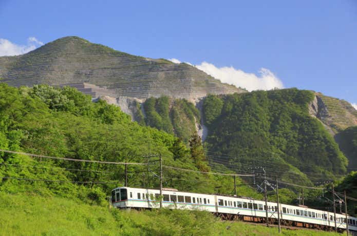 武甲山と西武秩父線