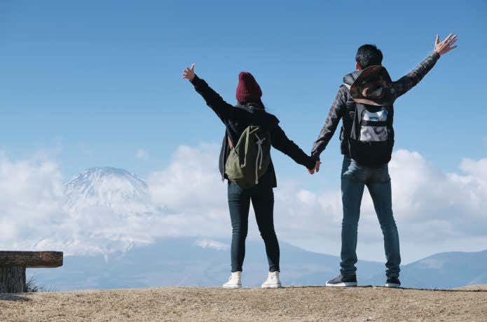 楽しそうに登山をするカップル