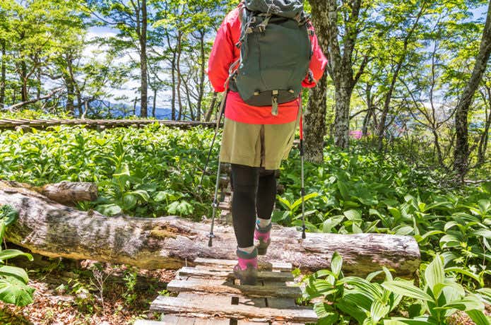 登山をする女性