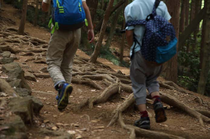 登山をする男性ペア
