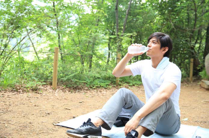登山で水を飲む人