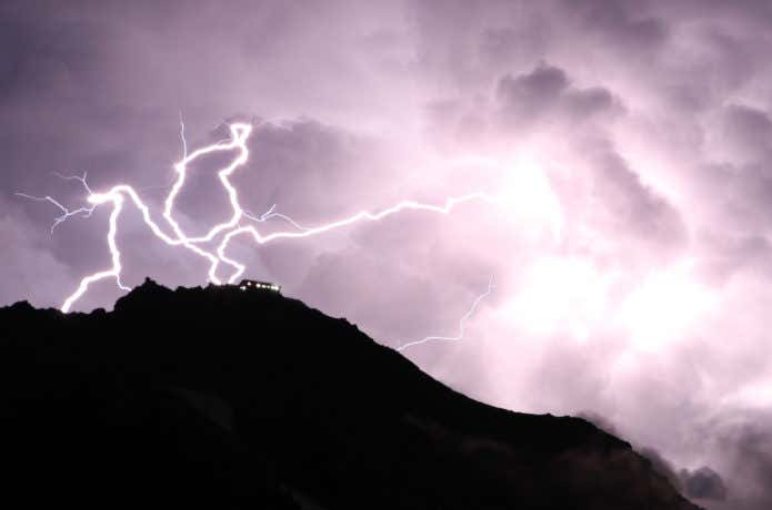 山の落雷