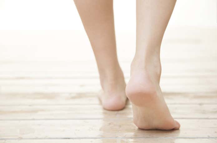 歩く女性の足元