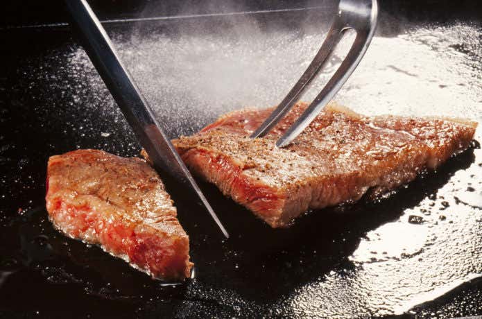 鉄板で肉を焼く