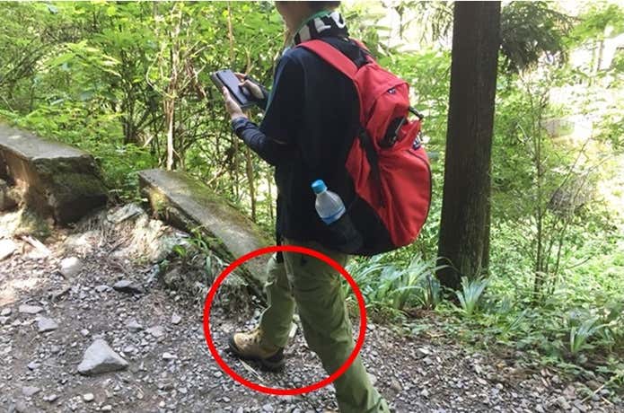 登山危険行為　歩きスマホ