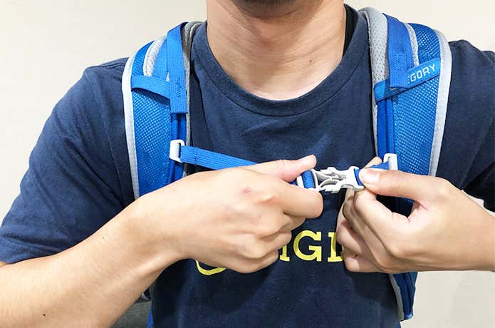 チェストベルトを締める