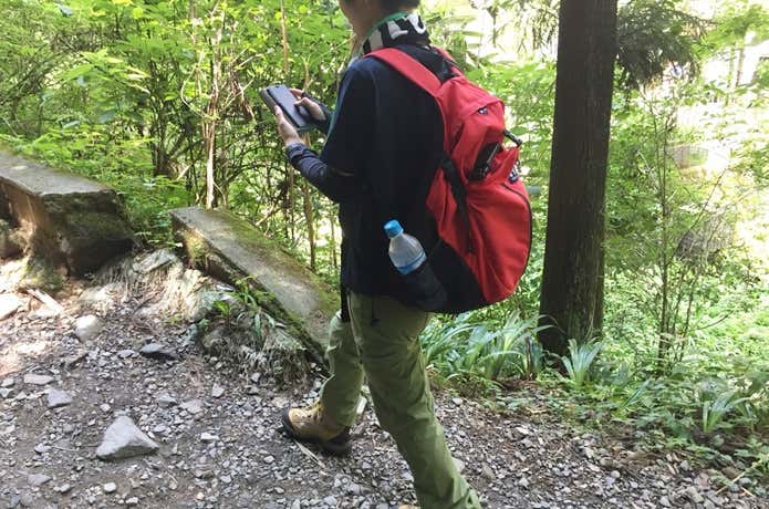 危険行為　歩きスマホ