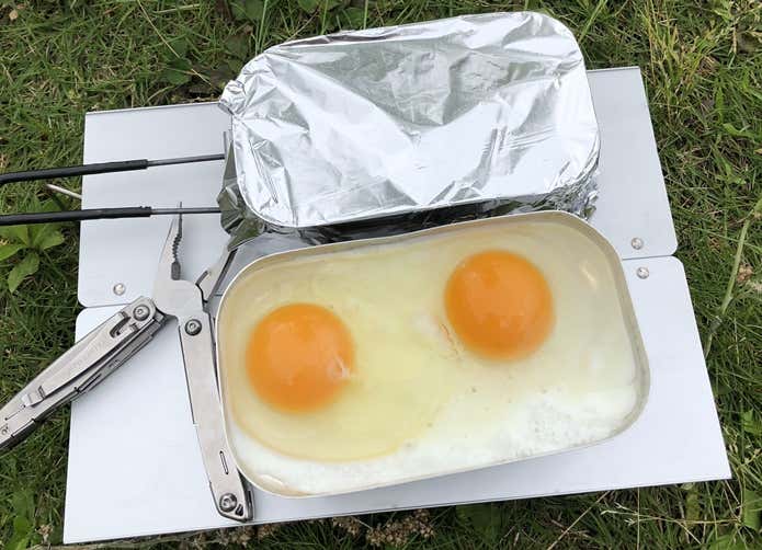 メスティンのフタで目玉焼き