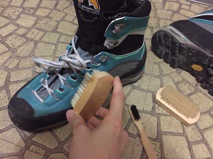 登山靴のブラッシング