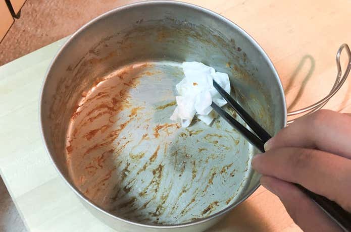 汚れた食器をふく