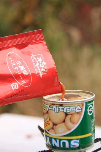 パスタソースを入れる