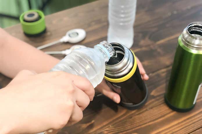 水筒に水を入れる