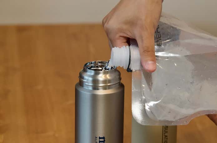 冷水でボトル内部を冷やす