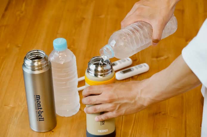 水筒の中に水を注ぐ