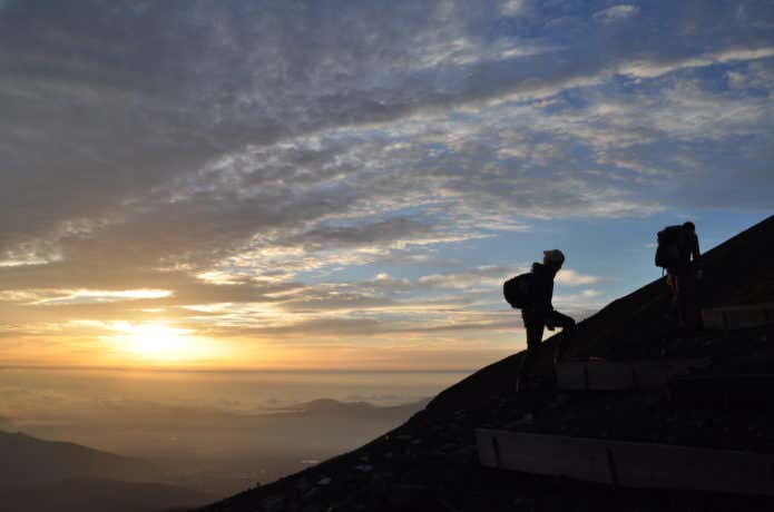 早起き　登山　朝焼け
