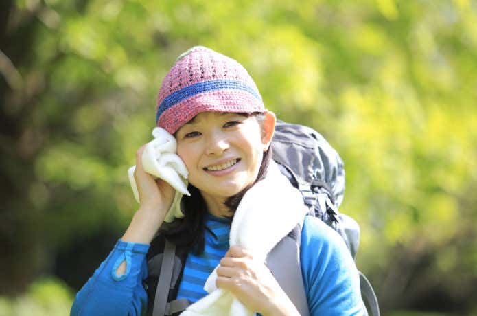 タオルで汗を拭く登山者