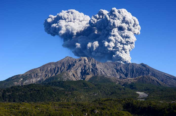 突然の噴火！火山を登るなら知っておくべき命を守る11のコト