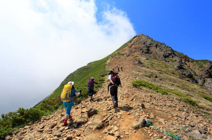 赤岳頂上へ向かう登山者