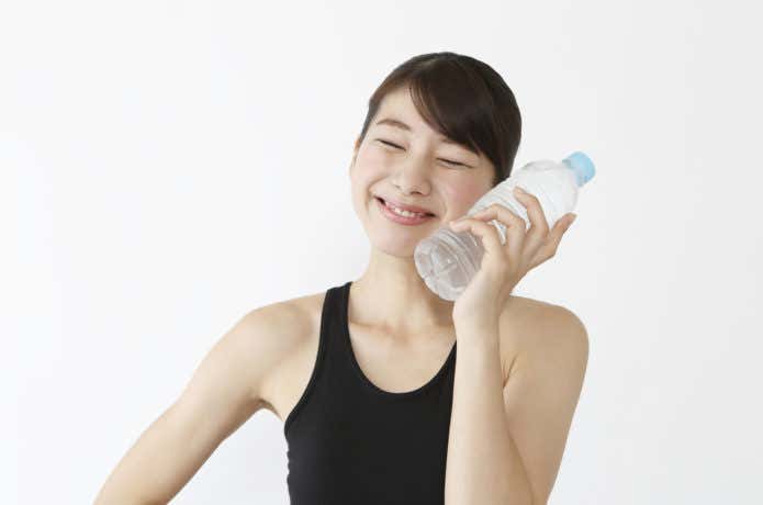 体をクールダウンする女性