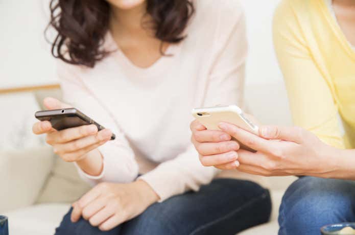 スマホを触る女性